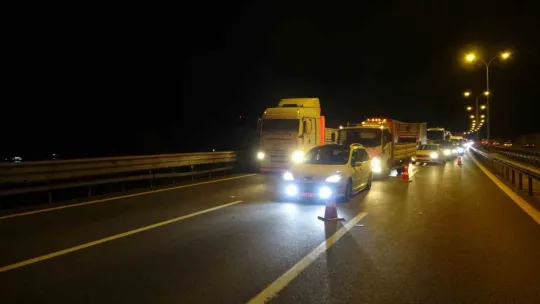 TEM'de kamyonet kaza yaptı: 10 kilometre araç kuyruğu oluştu