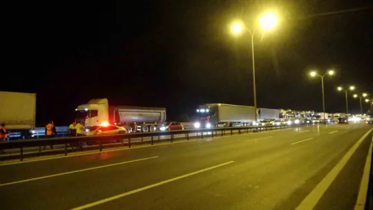 TEM'de kamyonet kaza yaptı: 10 kilometre araç kuyruğu oluştu
