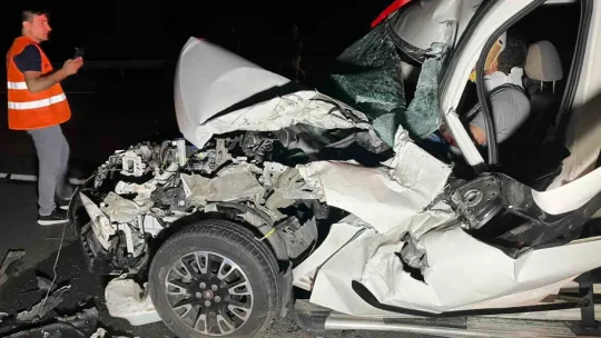TEM'de kamyonete çarpan hafif ticari araç hurdaya döndü: 1 yaralı