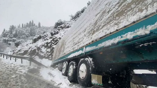TEM'de kayan tır yoldan çıktı