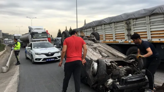 TEM'de kontrolden çıkan otomobil takla attı: Yaralılar var