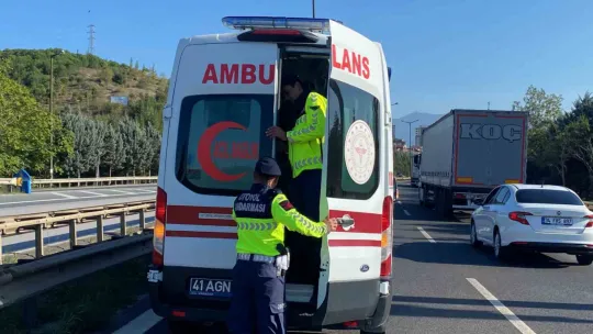 TEM'de kontrolden çıkan otomobil bariyere çarptı