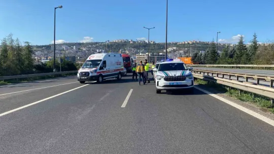 TEM'de kontrolden çıkan otomobil bariyere çarptı
