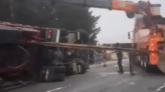 TEM'de kontrolden çıkan tır devrildi