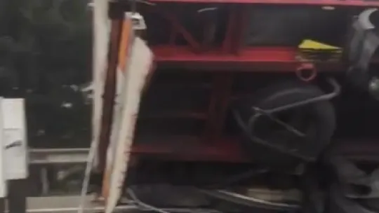 TEM'de kontrolden çıkan tır devrildi