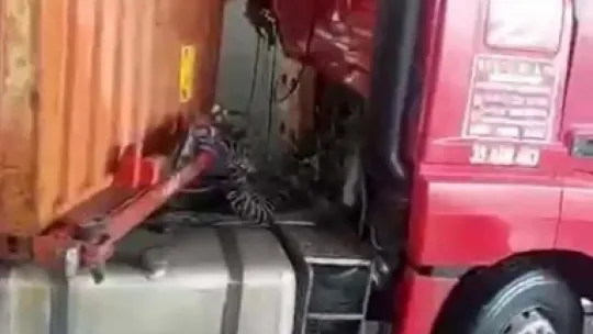 TEM'de korkunç kaza: Kendi kullandığı tırın altında can verdi