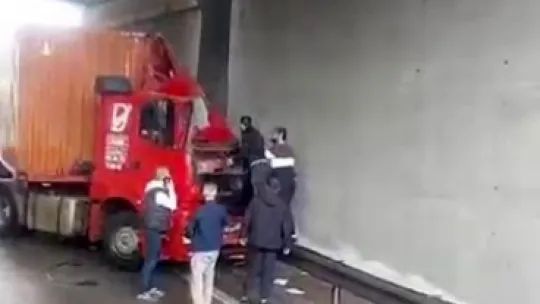 TEM'de korkunç kaza: Kendi kullandığı tırın altında can verdi