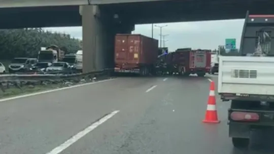 TEM'de korkunç kaza: Kendi kullandığı tırın altında can verdi