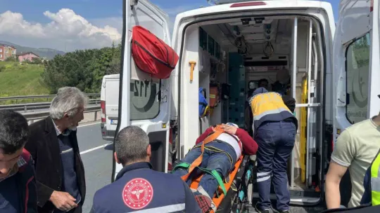 TEM'de lastiği patlayan araç takla attı: 2 yaralı