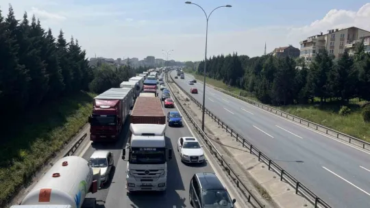 TEM'de lastiği patlayan araç takla attı: 2 yaralı