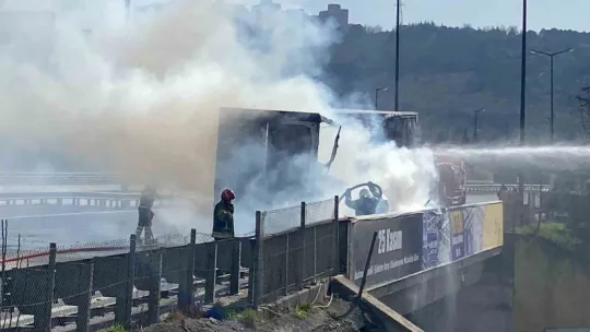 TEM'de lastiği patlayan tır alevlere teslim oldu: Trafik kilitlendi