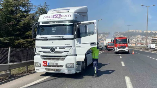 TEM'de lastiği patlayan tır alevlere teslim oldu: Trafik kilitlendi