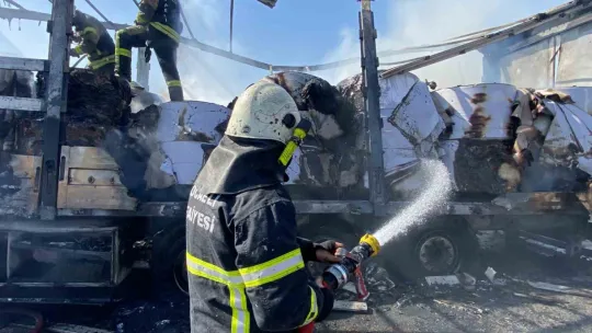 TEM'de lastiği patlayan tır alevlere teslim oldu: Trafik kilitlendi