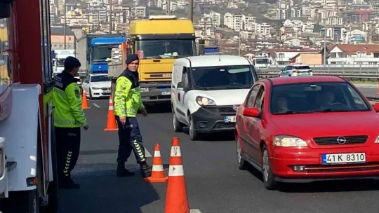 TEM'de lastiği patlayan tır alevlere teslim oldu: Trafik kilitlendi