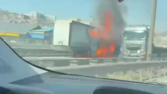 TEM'de lastiği patlayan tır alevlere teslim oldu: Trafik kilitlendi