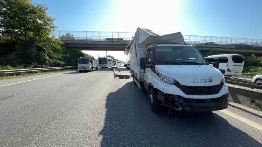 TEM'de lastiği patlayan tır zincirleme kazaya neden oldu