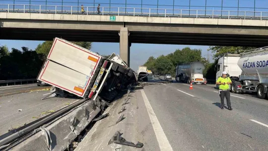 TEM'de lastiği patlayan tır zincirleme kazaya neden oldu