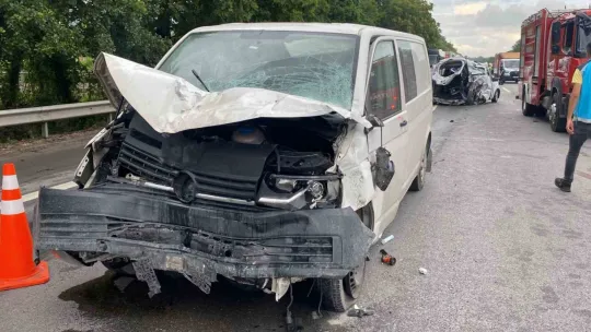 TEM'de minibüs hafif ticari araca çarptı: 2 ölü, 4 yaralı