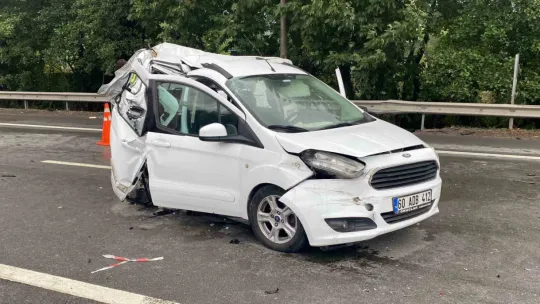 TEM'de minibüs hafif ticari araca çarptı: 2 ölü, 4 yaralı