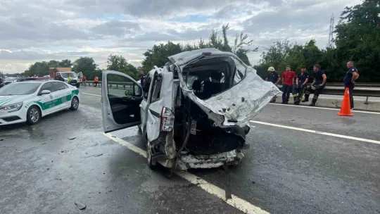 TEM'de minibüs hafif ticari araca çarptı: 2 ölü, 4 yaralı