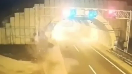 TEM'de önce bariyerlere, sonra beton duvara çarptı