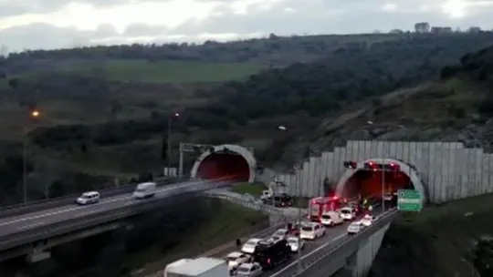 TEM'de önce bariyerlere, sonra beton duvara çarptı