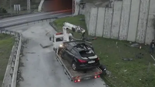 TEM'de önce bariyerlere, sonra beton duvara çarptı