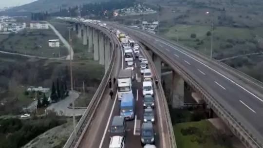 TEM'de önce bariyerlere, sonra beton duvara çarptı