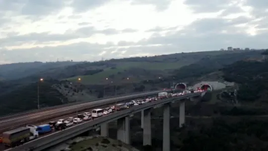 TEM'de önce bariyerlere, sonra beton duvara çarptı