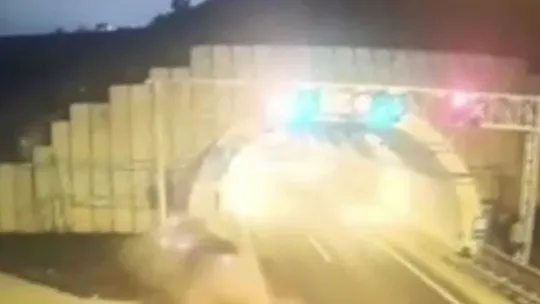 TEM'de önce bariyerlere, sonra beton duvara çarptı