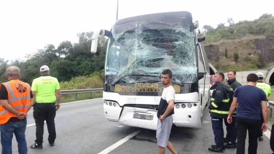 TEM'de otobüs kazası: Çok sayıda yaralı var