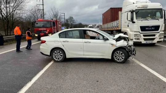 TEM'de otomobil tıra arkadan çarptı: Trafik aksadı