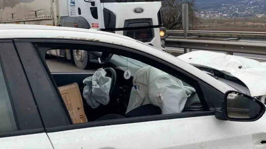 TEM'de otomobil tıra arkadan çarptı: Trafik aksadı