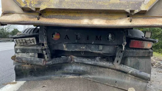 TEM'de otomobil tıra arkadan çarptı: Trafik aksadı