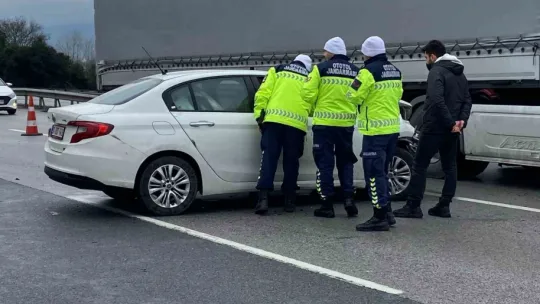 TEM'de otomobil tıra arkadan çarptı: Trafik aksadı