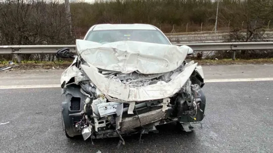 TEM'de otomobil tıra arkadan çarptı: Trafik aksadı