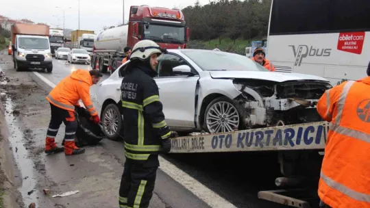 TEM'de otomobil yolcu otobüsüne çarptı: 1 yaralı