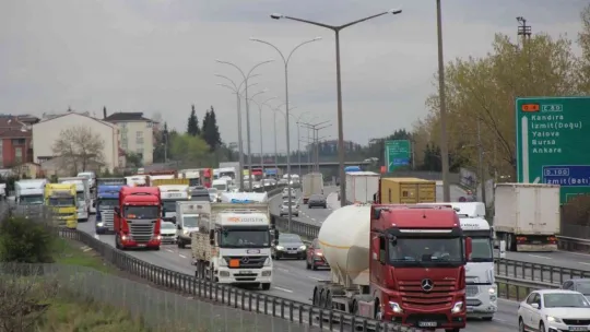 TEM'de otomobil yolcu otobüsüne çarptı: 1 yaralı