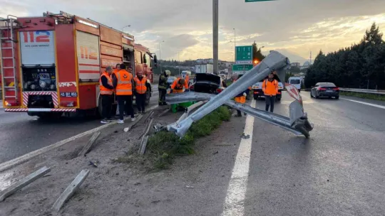 TEM'de otomobilin çarptığı bariyer yerinden söküldü: 1 yaralı
