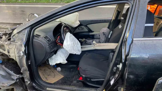 TEM'de otomobilin çarptığı bariyer yerinden söküldü: 1 yaralı