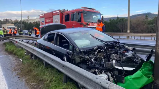 TEM'de otomobilin çarptığı bariyer yerinden söküldü: 1 yaralı