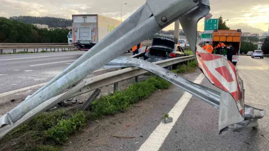 TEM'de otomobilin çarptığı bariyer yerinden söküldü: 1 yaralı