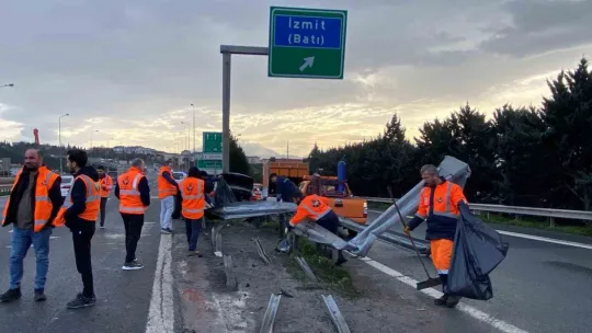 TEM'de otomobilin çarptığı bariyer yerinden söküldü: 1 yaralı