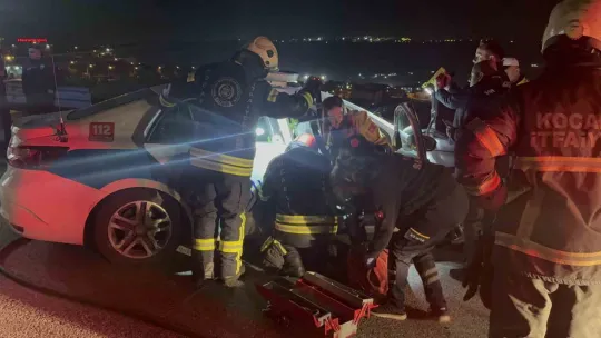 TEM'de polis aracı bariyere çarptı: 2 polis yaralı