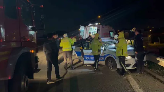 TEM'de polis aracı bariyere çarptı: 2 polis yaralı