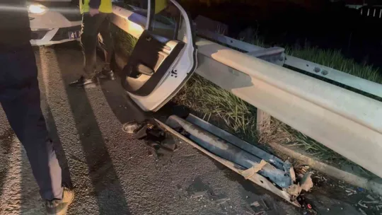 TEM'de polis aracı bariyere çarptı: 2 polis yaralı