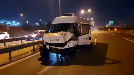 TEM'de şerit değiştiren sürücü kazaya sebep oldu: 3 yaralı