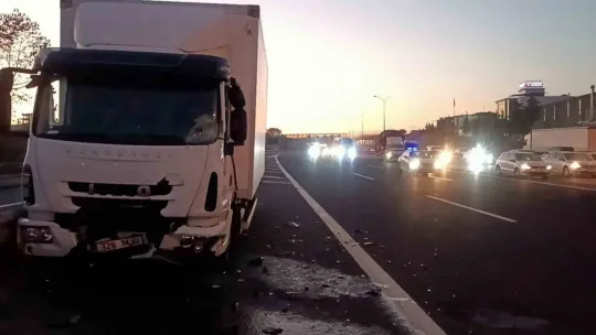 TEM'de şerit değiştiren sürücü kazaya sebep oldu: 3 yaralı
