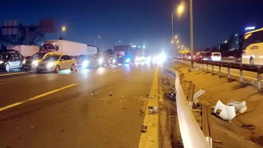 TEM'de şerit değiştiren sürücü kazaya sebep oldu: 3 yaralı