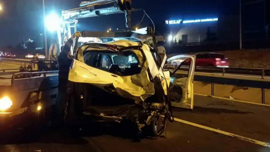 TEM'de şerit değiştiren sürücü kazaya sebep oldu: 3 yaralı